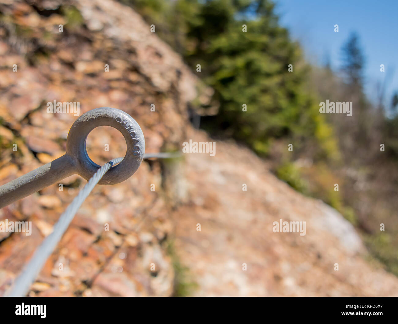 Sicherungsdraht aufgereiht entlang der felsigen Trail mit Wanderer Stockfoto