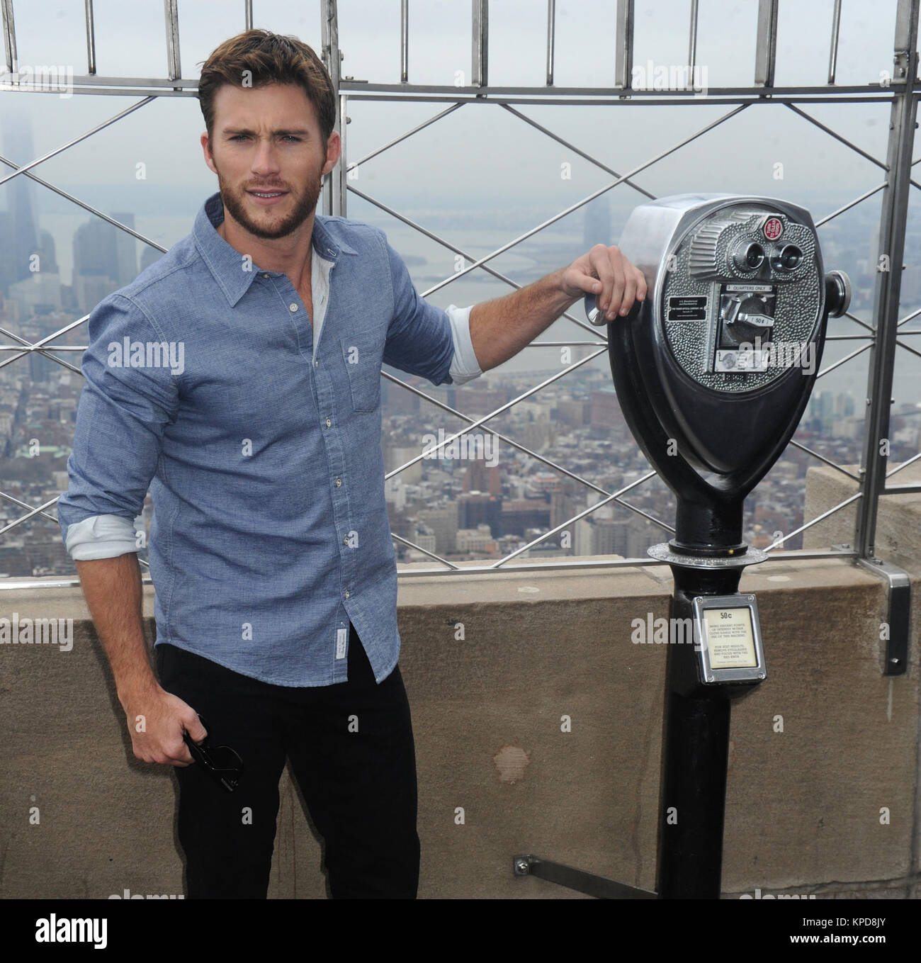 NEW YORK, NEW YORK - April 09: Scott Eastwood und Britt Robertson besuchen Sie das Empire State Building am 9. April 2015 in New York City. Personen: Scott Eastwood Stockfoto