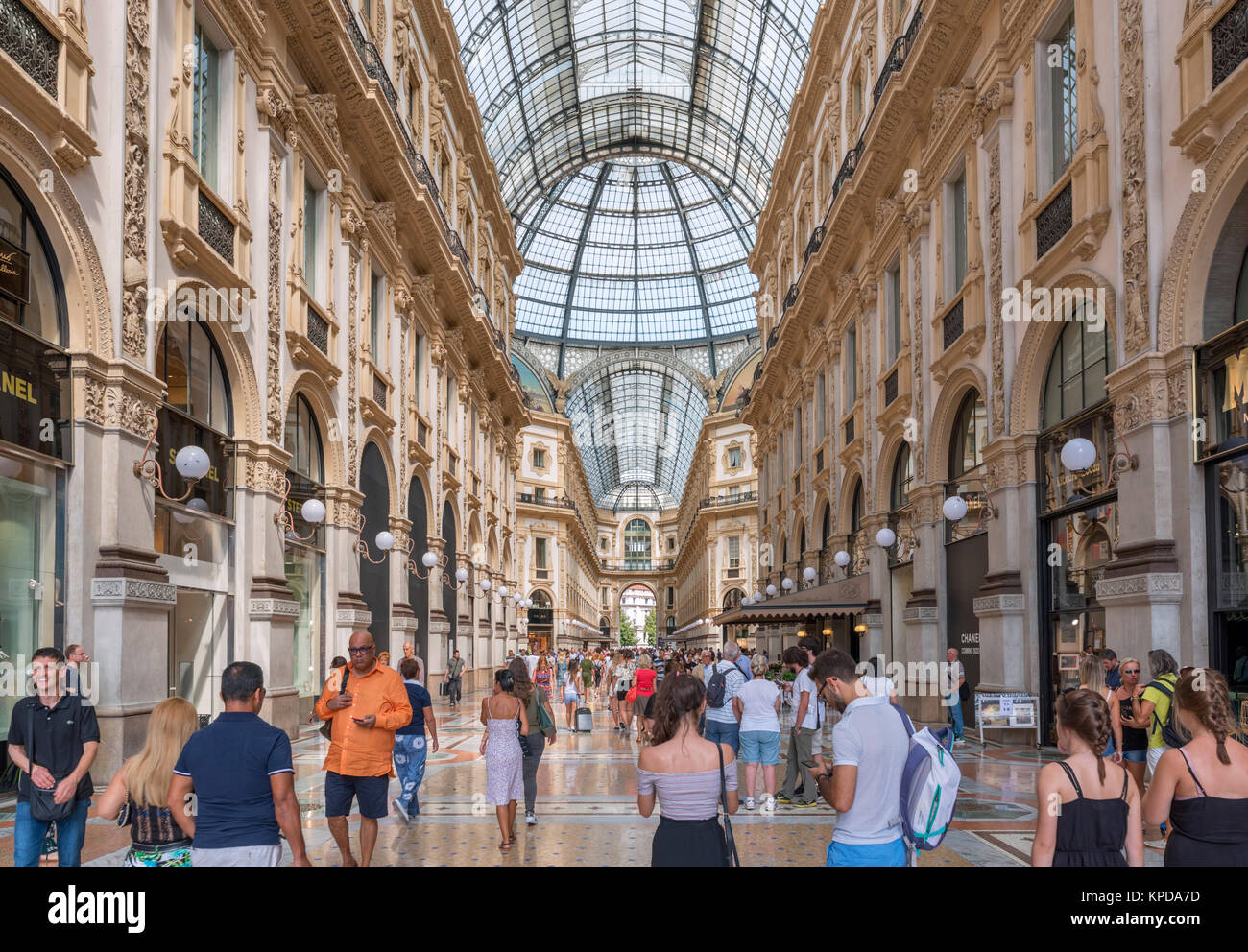 Geschäfte in der Galleria Vittorio Emanuele II, ein historisches Einkaufszentrum in der Innenstadt, Mailand, Lombardei, Italien Stockfoto