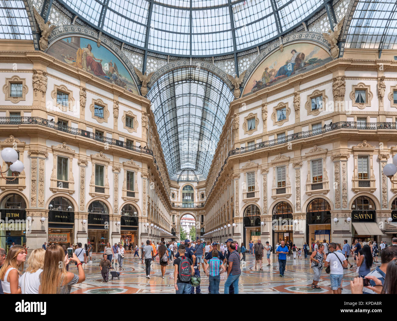 Geschäfte in der Galleria Vittorio Emanuele II, ein historisches Einkaufszentrum in der Innenstadt, Mailand, Lombardei, Italien Stockfoto