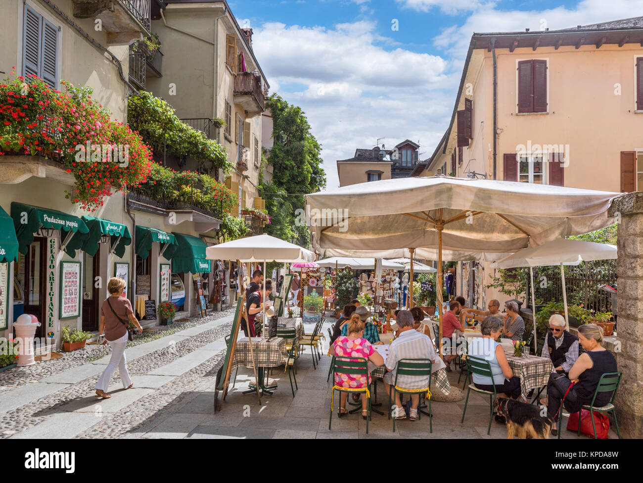 Sidewalk Cafe auf der Piazza Ragazzoni im historischen Zentrum von Orta San Giulio, Ortasee, Italienische Seen, Piemont, Italien Stockfoto