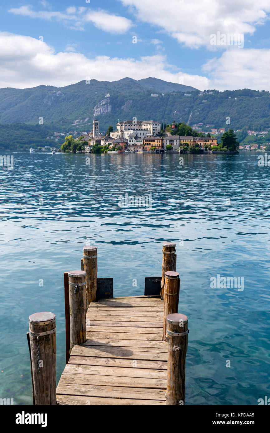 Blick auf die Isola San Giulio von Orta San Giulio, Ortasee, Italienische Seen, Piemont, Italien Stockfoto