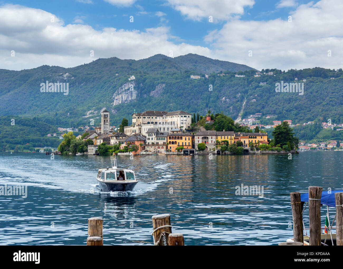 Mit dem öffentlichen Boot Service mit Passagieren zwischen Orta San Giulio und Isola San Giulio (in der Ferne), Lago d'Orta, Italienische Seen, Piemont, Italien Stockfoto