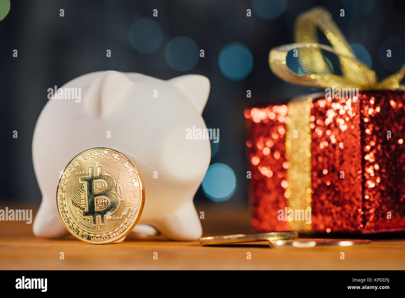 Bitcoin BTC cryptocurrency und Weihnachten Geschenk Box, BTC goldene Münze als Symbol der elektronischen virtuelles Geld für Internet Banking und internationales Netzwerk pay Stockfoto