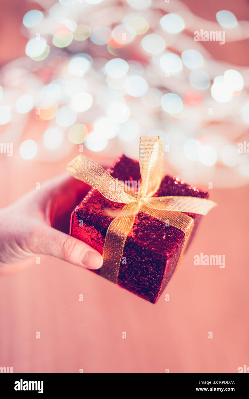 Weibliche hand mit Weihnachten Geschenk Box, selektiver Fokus Stockfoto