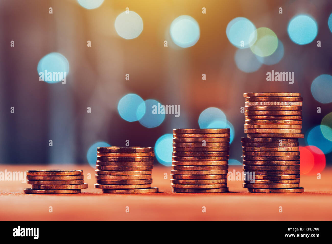 Kosteneinsparungen Konzept mit coin stack und die Spalten von Metall Währung Stockfoto