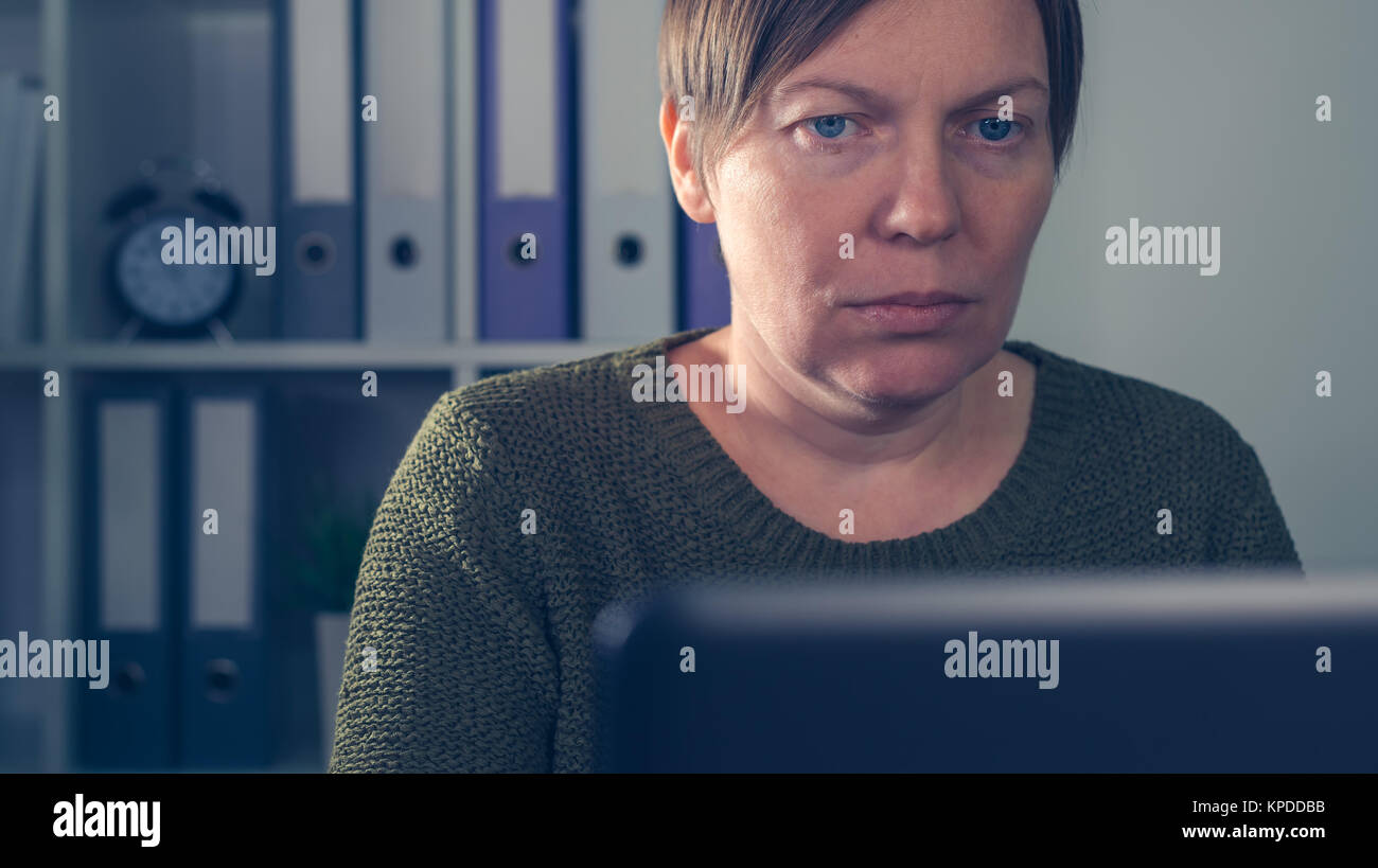 Müde, erschöpft, weibliche Freiberufler arbeiten am Laptop Computer in Ihrem eigenen Small Business Start-up Firma Büro innen Stockfoto