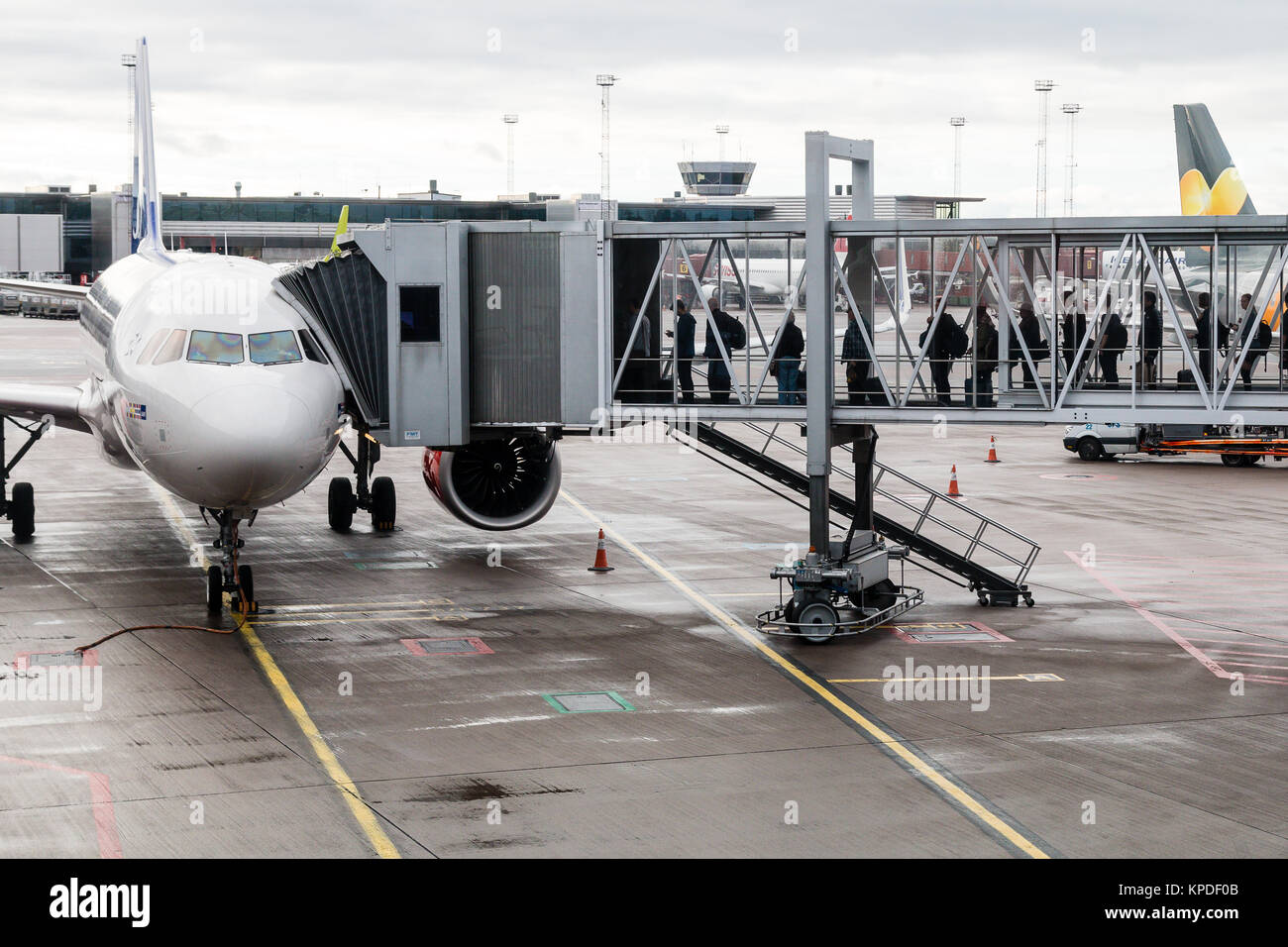 Die Reisenden an Bord eines Airbus entlang einer airbridge am Stockholmer Flughafen Arlanda Stockfoto