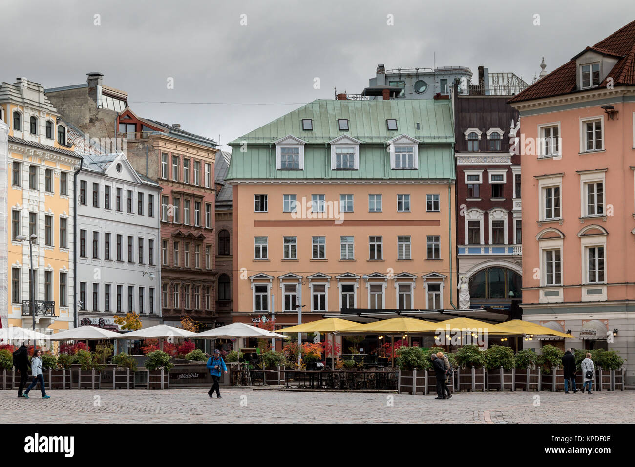 Riga: air Cafés in Central Square Riga, Lettland Öffnen unter einem stürmischen Himmel Stockfoto