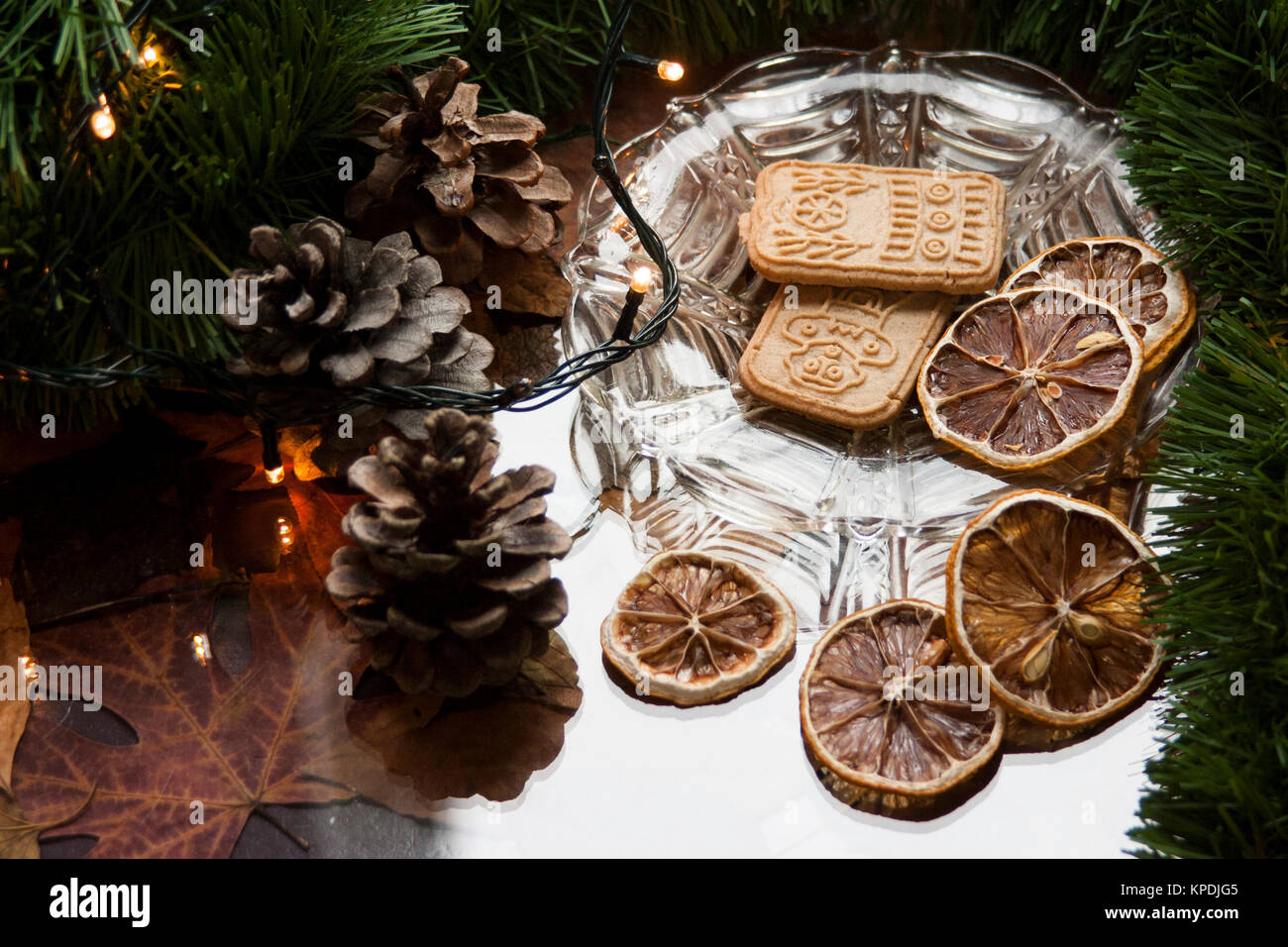 Gedeckter Tisch mit Cookies Stockfoto