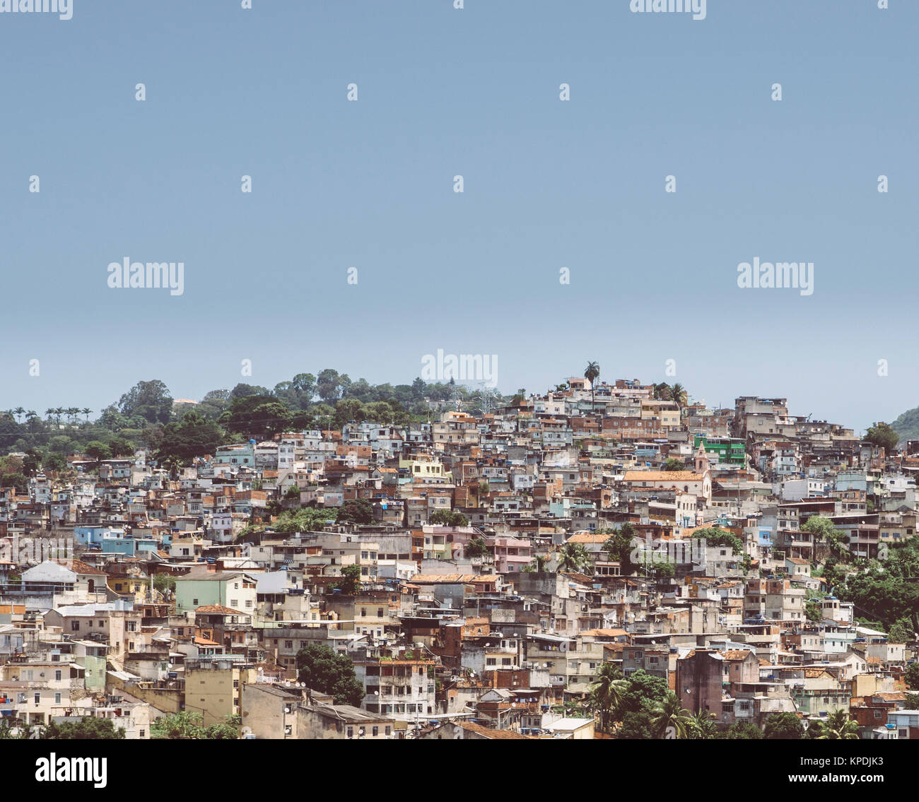 Rio de Janeiro, Brasilien hang Armenviertel, auch als "Favela" bekannt. Brasilien ist berüchtigt für große Ungleichheit zwischen verschiedenen sozialen Schichten Stockfoto