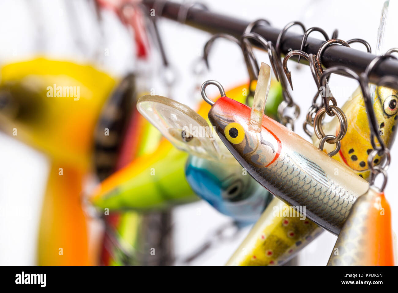 Farbige Angelköder Wobbler auf leeren Rod ausgesetzt. Stockfoto