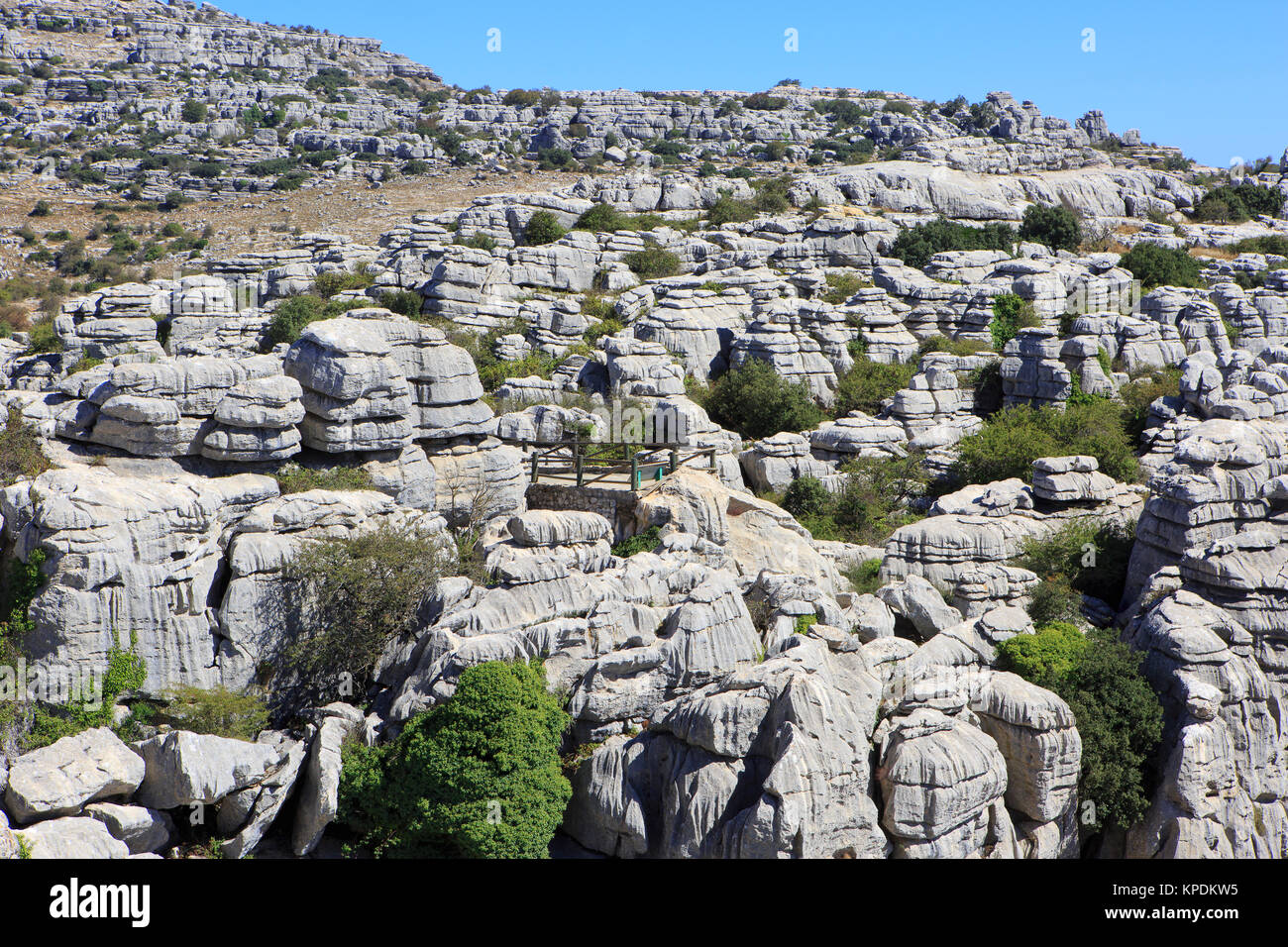 Aussichtsplattform in El Torcal de Antequera Nature Reserve, südlich der Stadt Antequera in der Provinz Malaga, Spanien Stockfoto