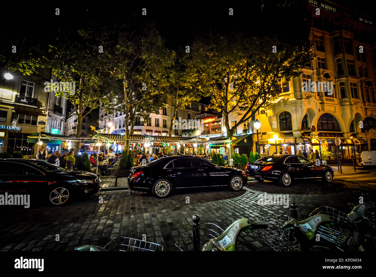 Ein buntes und lebendiges Cafe im 4. Arrondissement in der Nähe von Boulevard Saint-Michel am späten Abend Stockfoto