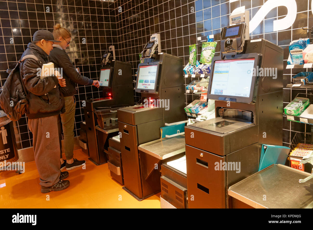 Menschen mit einem bargeldlosen Self-checkout-Maschine in einem Lebensmittelgeschäft, Vancouver, BC, Kanada Stockfoto