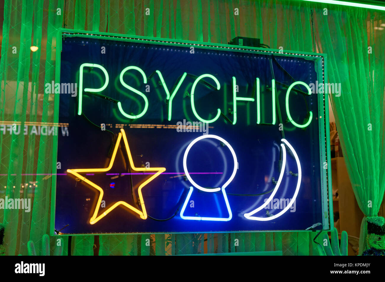 Bunt beleuchtete Neon psychische Zeichen in Vancouver, BC, Kanada Stockfoto