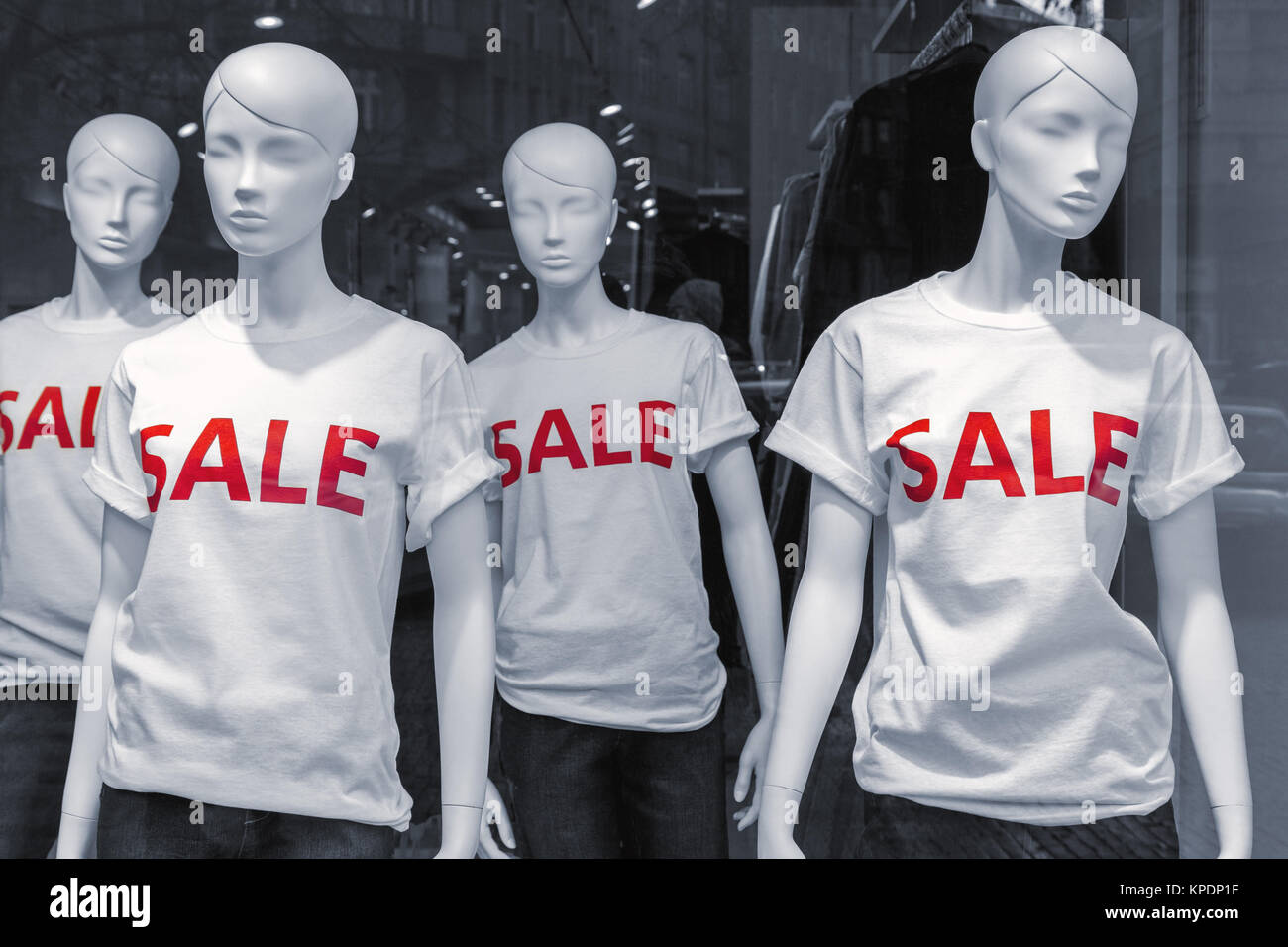 Mannequins tragen Verkauf T-Shirts Stockfoto