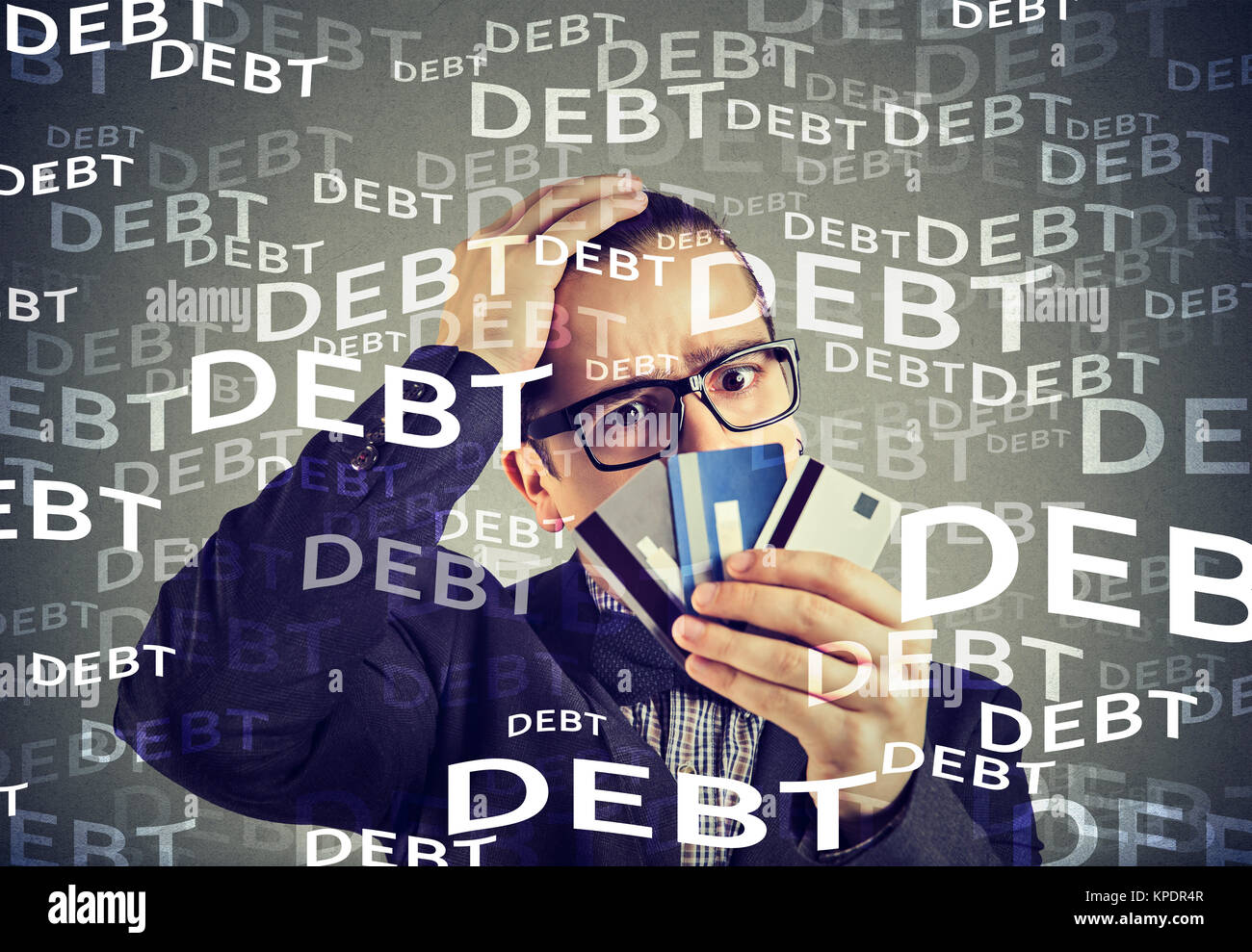 Betroffene Menschen in wenigen Kreditkarte mit riesigen Schulden in Höhe von Angst. Stockfoto