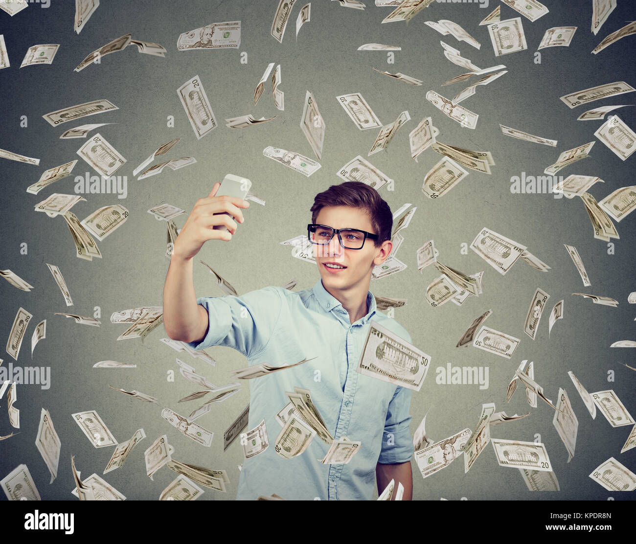 Junger Mann in Brillen, die in fliegenden selfie Dollar Geld machen, indem sie in der sozialen Welt. Stockfoto