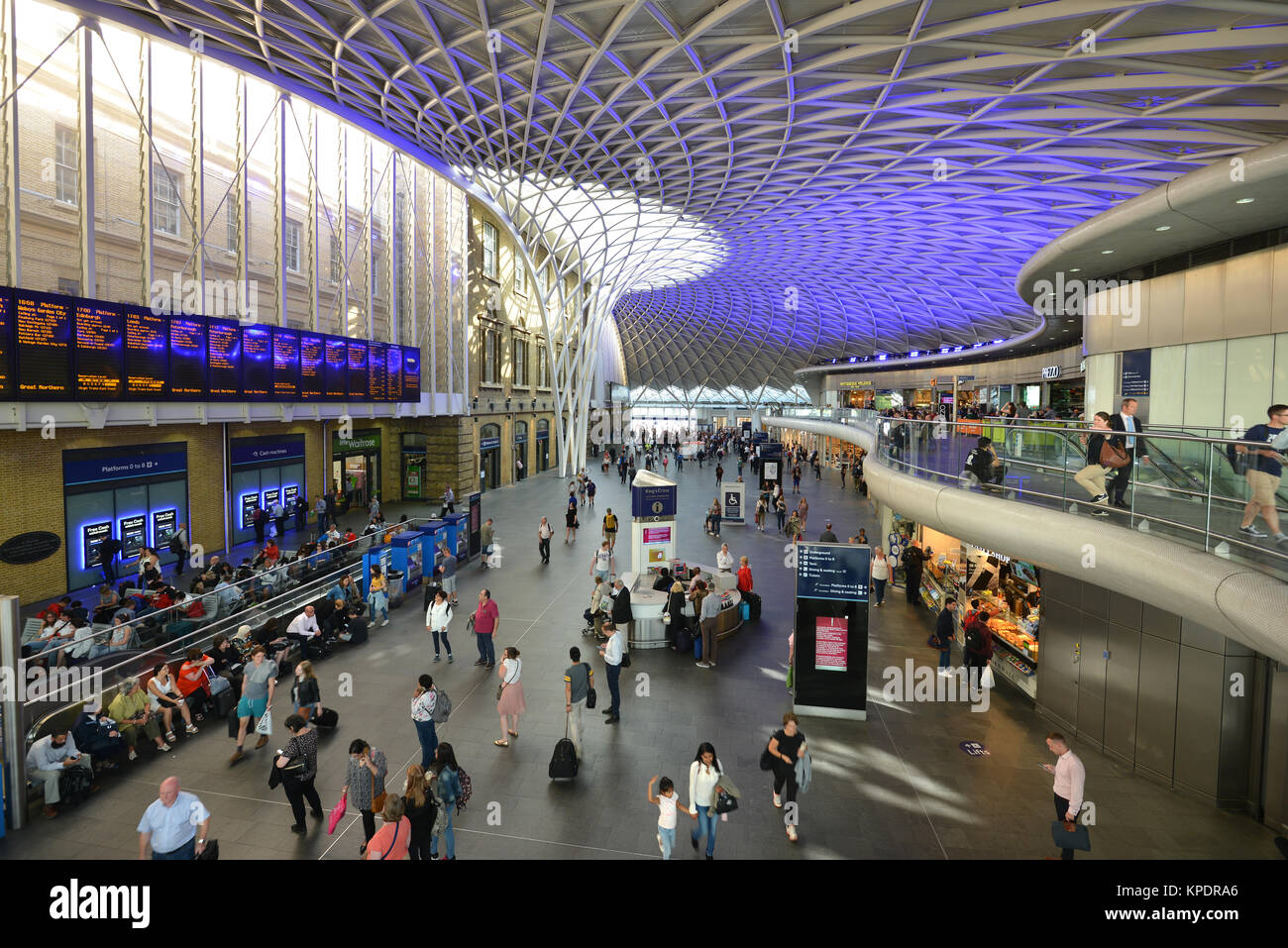 Westlichen Bahnhofshalle in King's Cross von John McAslan + Partner. Innenraum der Kings Cross Station, London Stockfoto