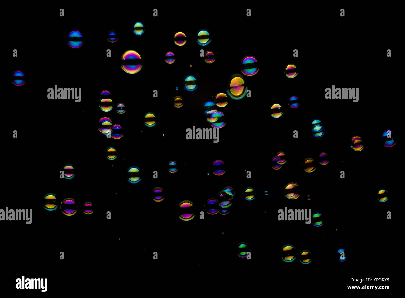 Seifenblasen auf schwarzem Hintergrund Stockfoto