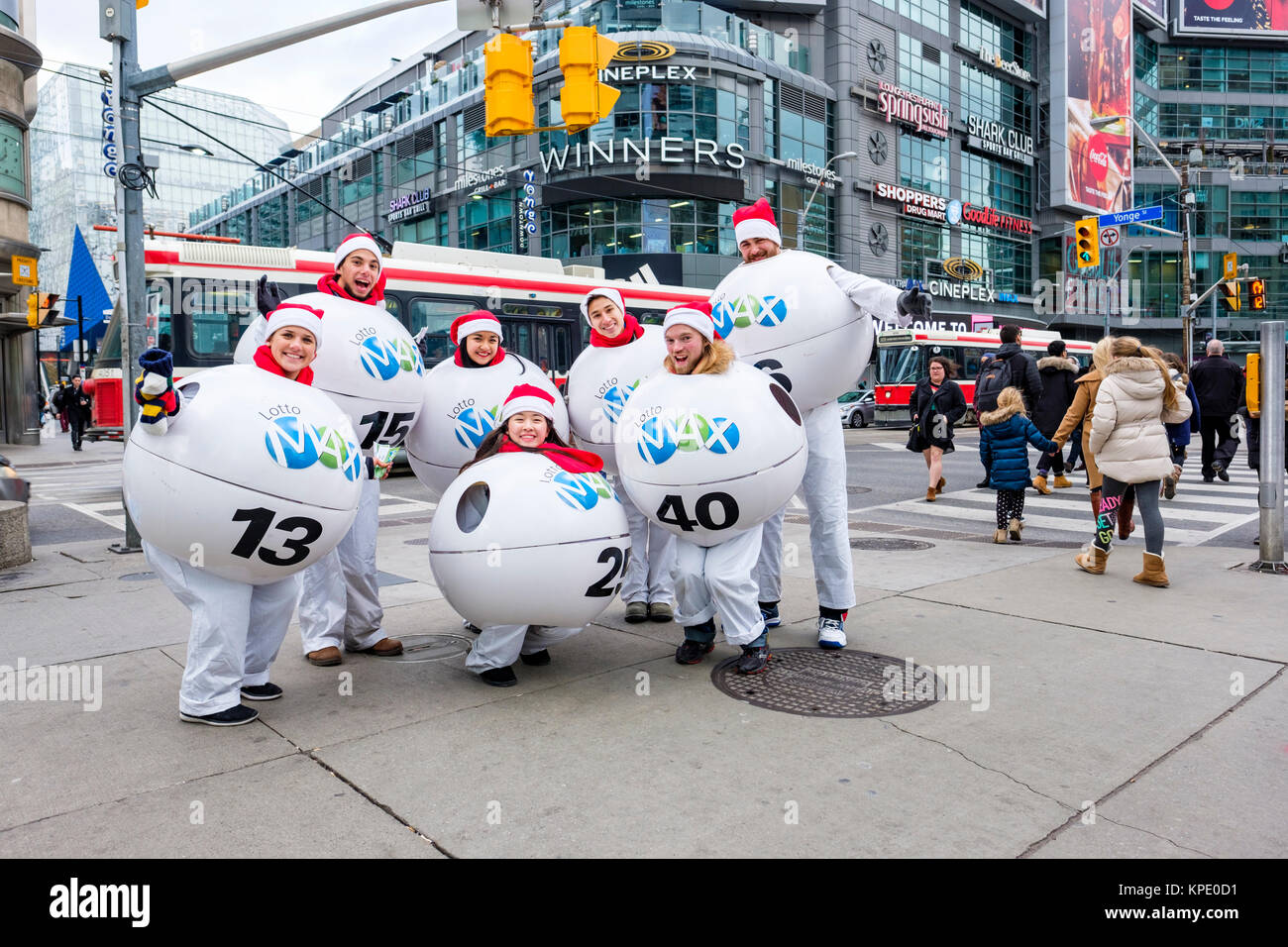 Teilzeitjob für Studenten, Lotto Max Lottery Balls, Marketing Verbraucherwerbung, Yonge and Dundas, Dundas Square, Downtown Toronto, Ontario, Kanada Stockfoto