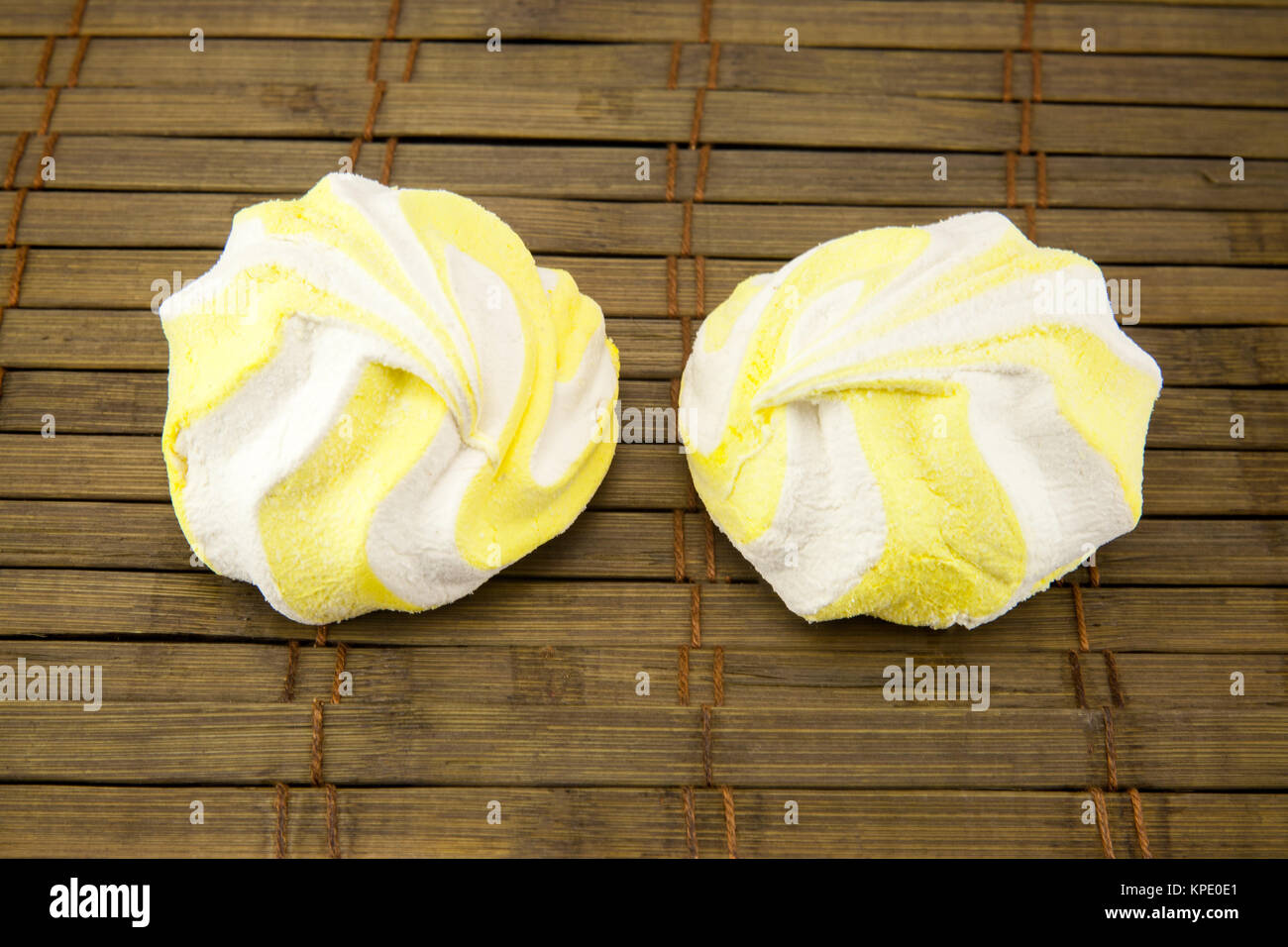 Lecker und frisch Cookies auf Holz- Hintergrund Stockfoto