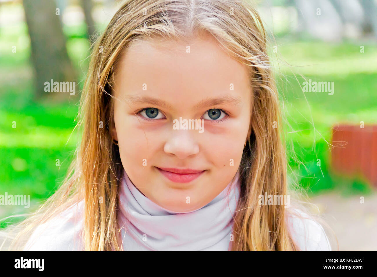 Nettes Mädchen mit großen blauen Augen Stockfoto