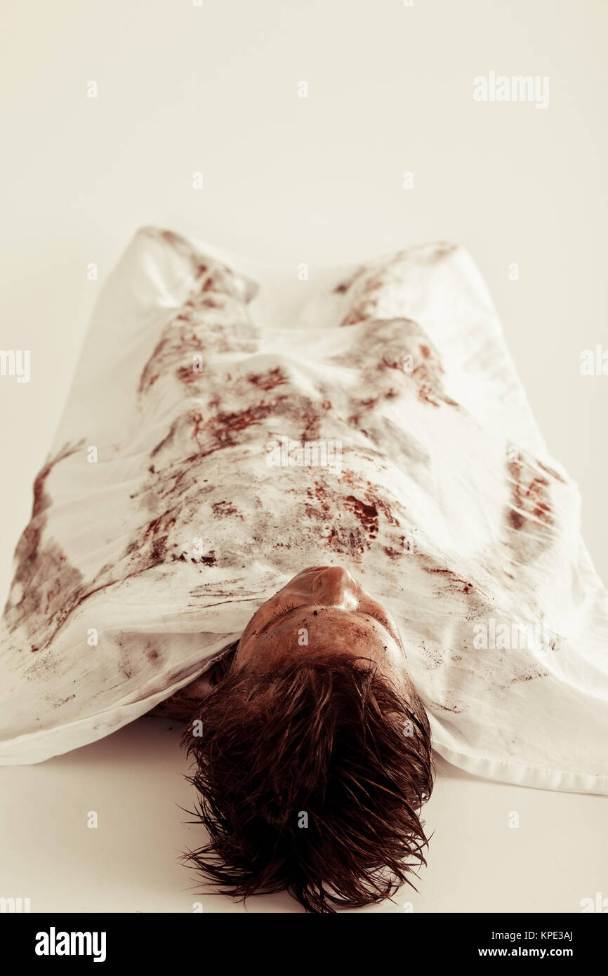 Verbrannte Leiche eines Jungen mit einem Tuch abdecken Stockfoto