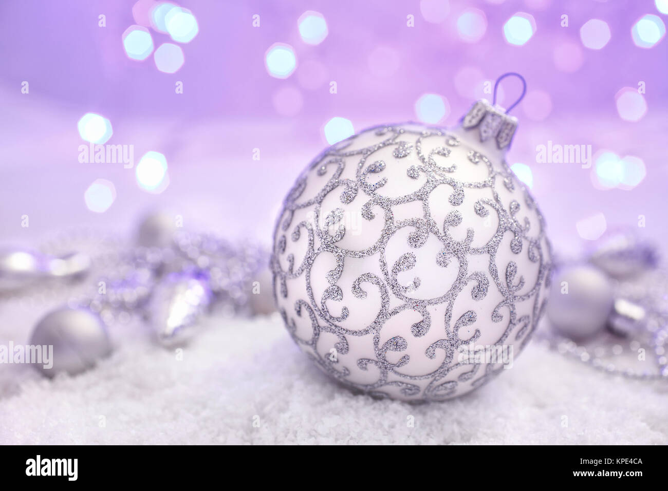 Weihnachtskugel im Schnee auf abstrakten Hintergrund Stockfoto