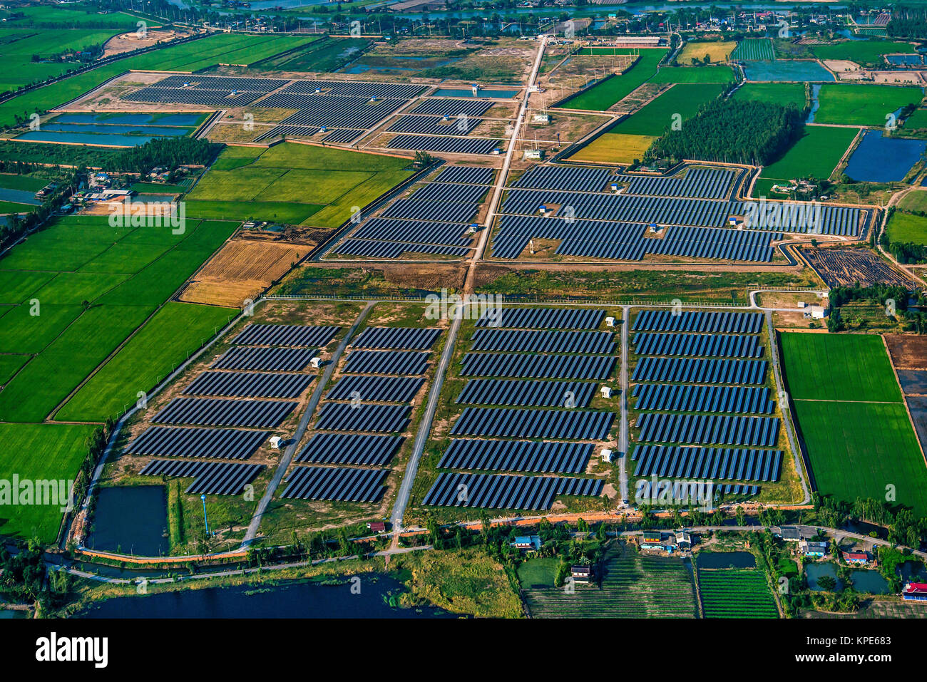 Solar Farm, Sonnenkollektoren Fotografie aus der Luft Stockfoto