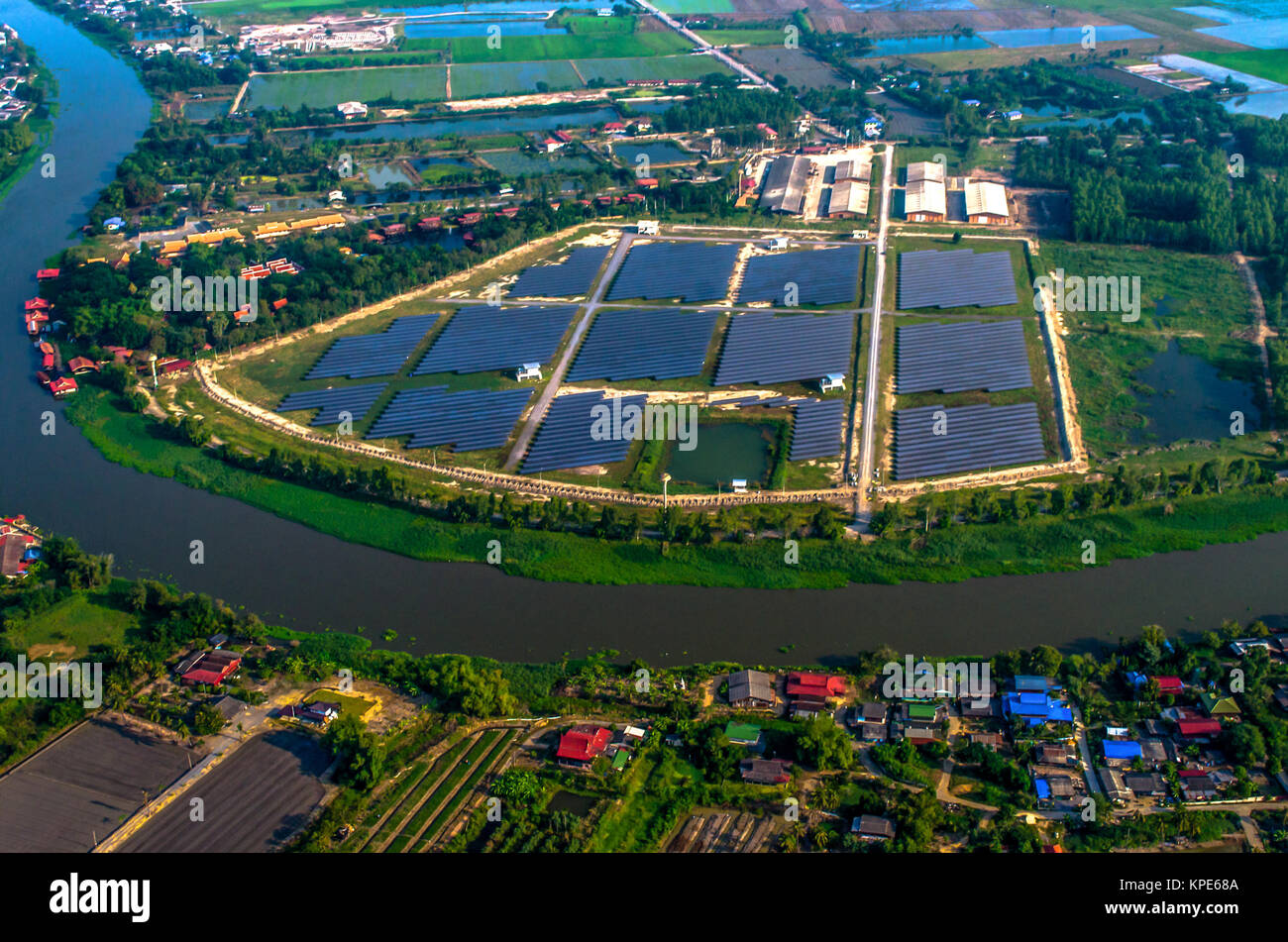 Solarpark, Solarzellen Foto aus der Luft Stockfoto