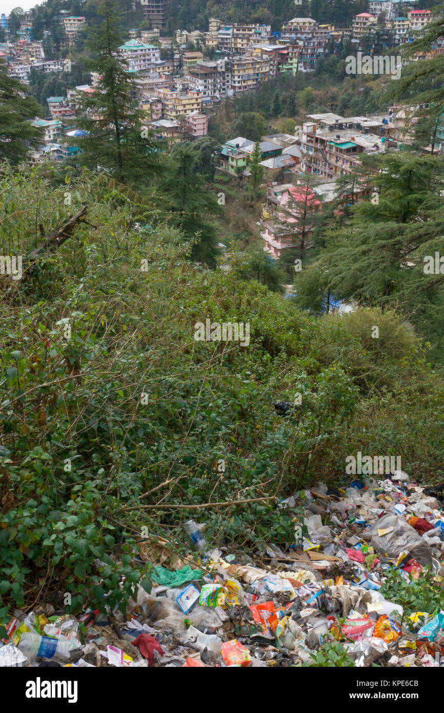 Haufen Plastikmüll und anderen Hausmüll entsorgt, eine Bank, eine allzu häufig in Mcleod Ganj, Indien Stockfoto