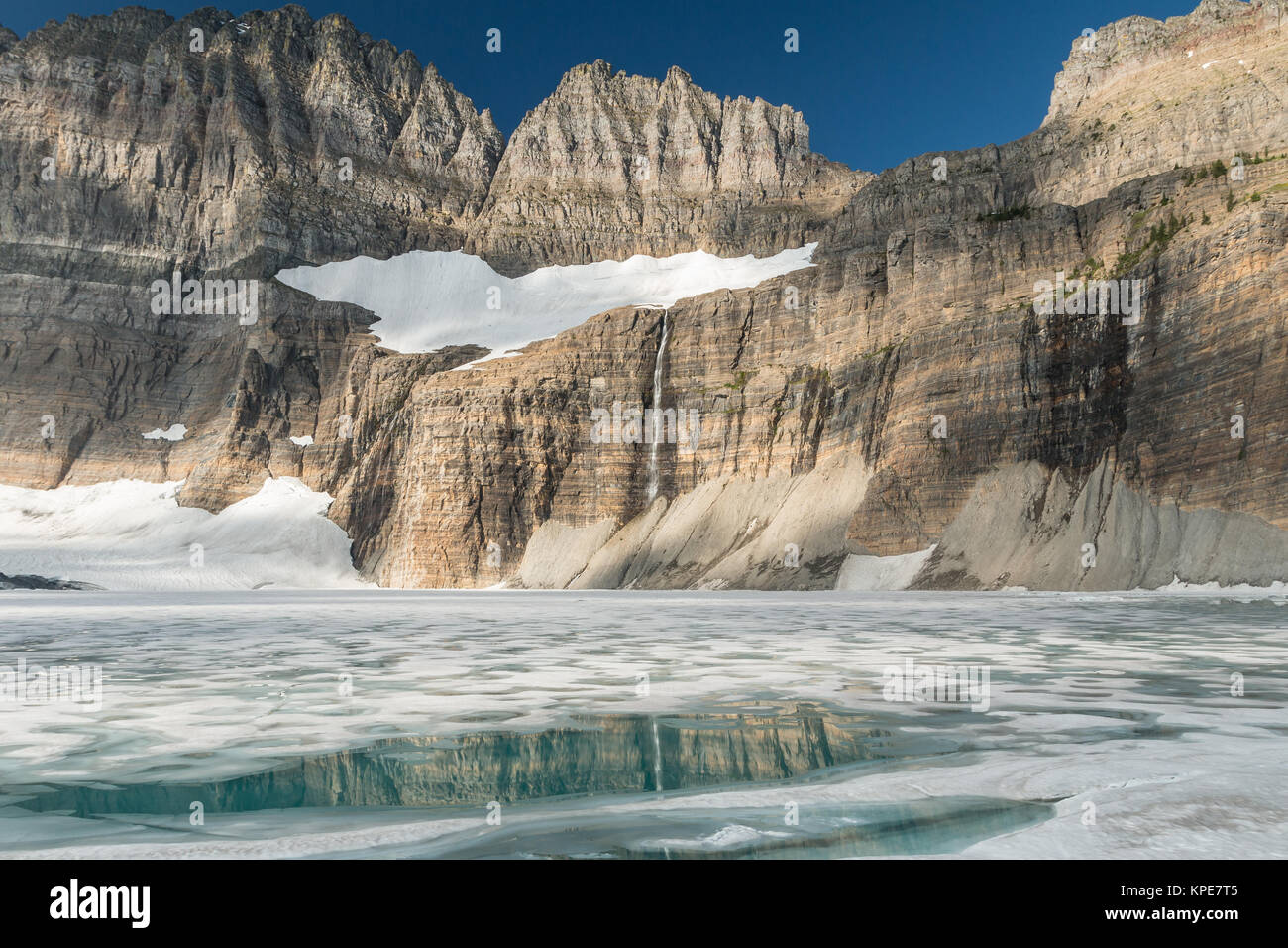 Gefrorene obere Grinnell See und den Garten Wand im Glacier National Park, Montana Stockfoto