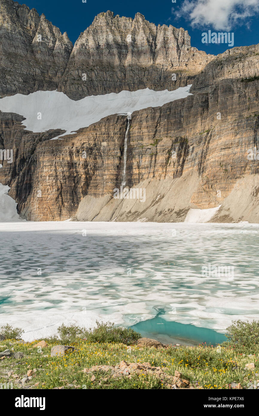Gefrorene obere Grinnell See und den Garten Wand im Glacier National Park, Montana Stockfoto