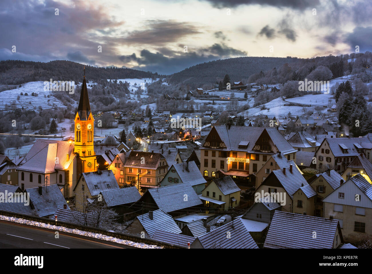 Dorf von Soultzeren in den Vogesen, Elsass, Frankreich in der Dämmerung im Winter. Stockfoto