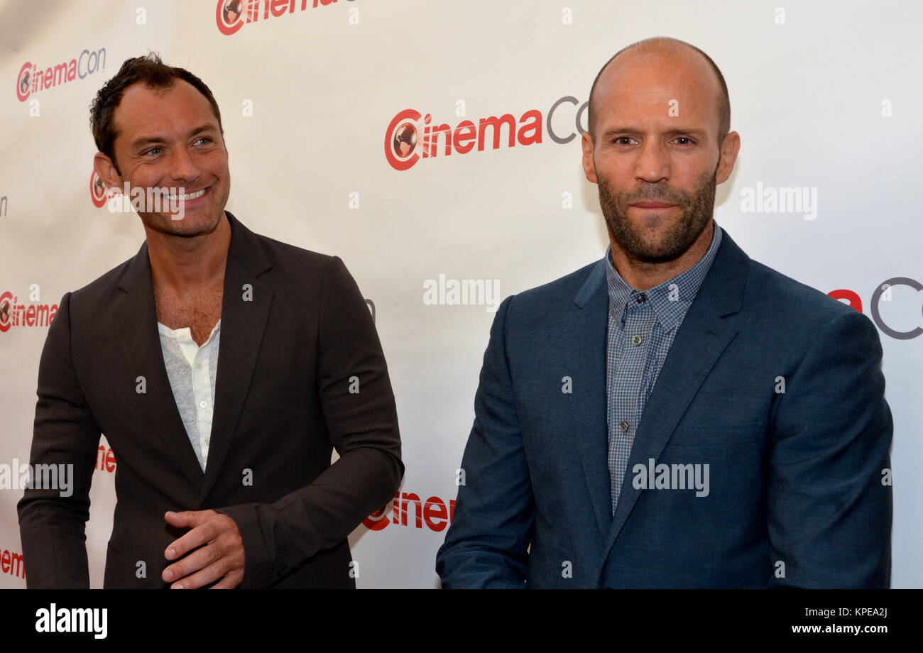 LAS VEGAS, NV - 23. April: (bis 26. April 2015 ein Embargo verhängt) - Jude Law, Jason Statham im 2015 CinemaCon - Twentieth Century Fox Präsentation im Caesar's Palace Resort und Casino am 23. April 2015 in Las Vegas, Nevada: Jude Law, Jason Statham Stockfoto