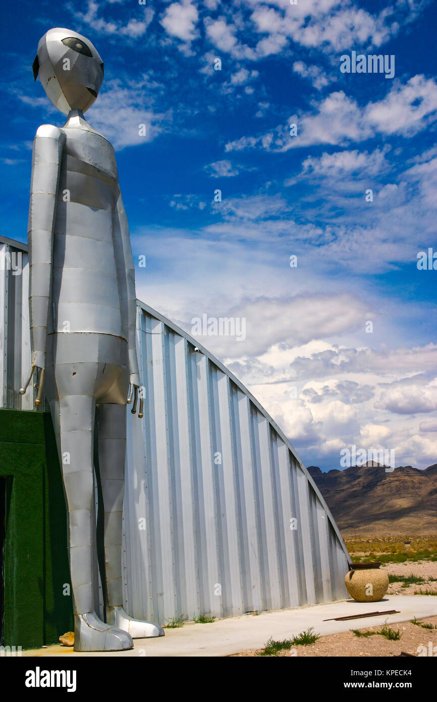 Metal space alien an der Alien Research Center auf der Extraterrestrial Highway, Route 375 gebucht, das in der Wüste von Nevada. Stockfoto