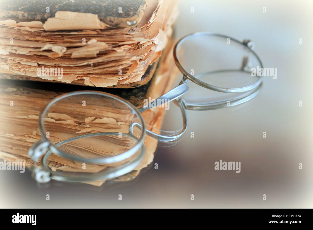 Stillleben mit Buch und Kabel-Brille Stockfoto