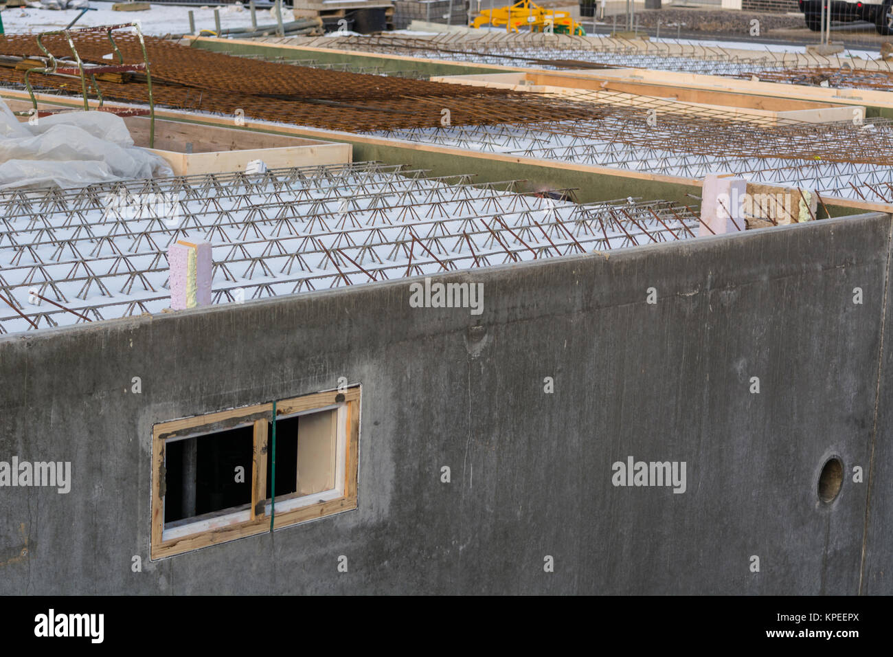 Baustelle, Rohbau und Fundament mit Baugrube des Kellergeschoßes. Stockfoto