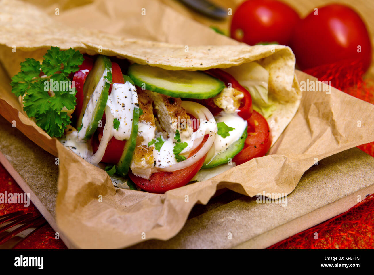 Tortilla Wrap mit Huhn und frischem Gemüse. Closeup von leckeren Kebab ...