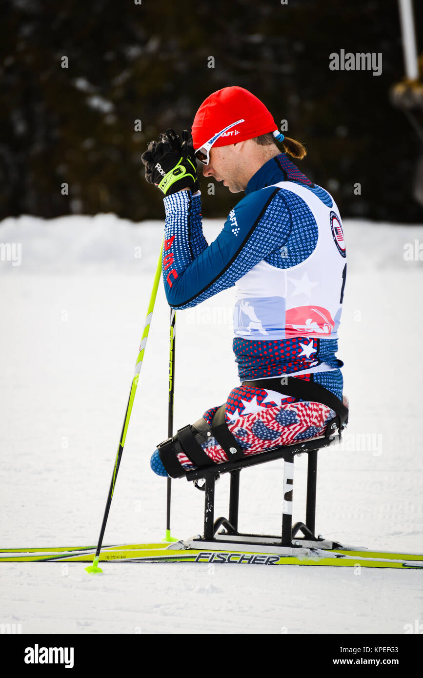 US Army Veteran Andy Soule bereitet sich auf ein Sit-ski Rennen in Craftsbury Outdoor Center; Craftsbury; VT; USA; 2016 US Paralympischen sitzen Ski Staatsangehörigen Stockfoto