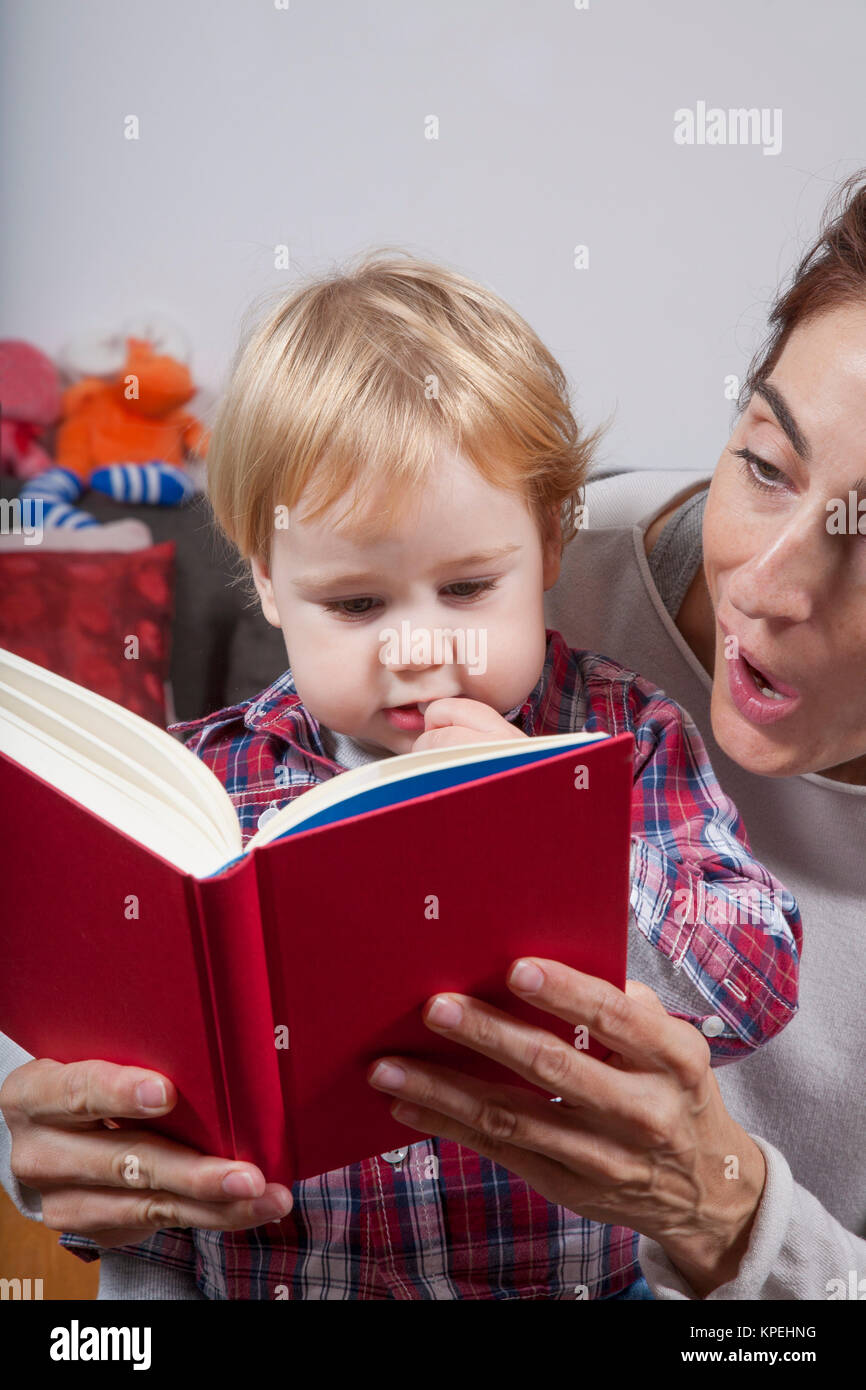 Baby und Mama lesen Rote Buch Stockfoto
