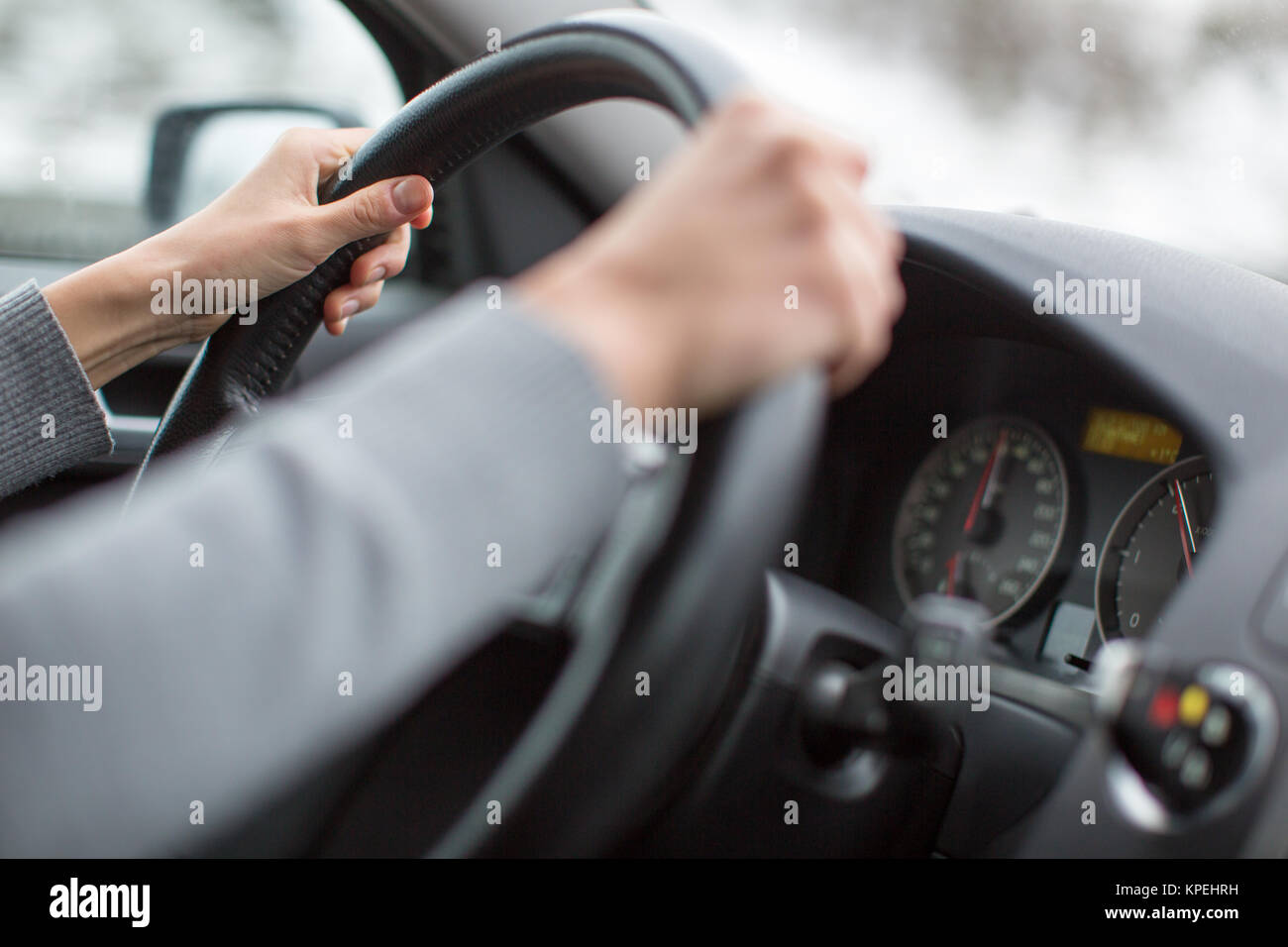 Des Fahrers Hände fahren eines Autos auf einer Autobahn Stockfoto