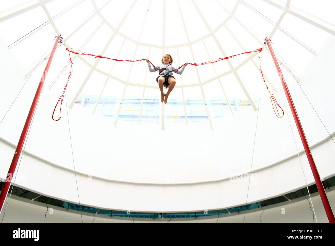 Mädchen springt auf dem Trampolin Stockfoto