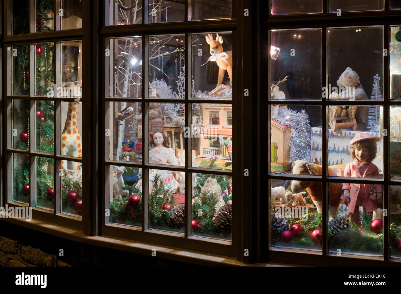 Durham house Antiquitäten center Weihnachten shop Fenster in der Nacht. Verstauen auf der Wold, Cotswolds, Gloucestershire, England Stockfoto