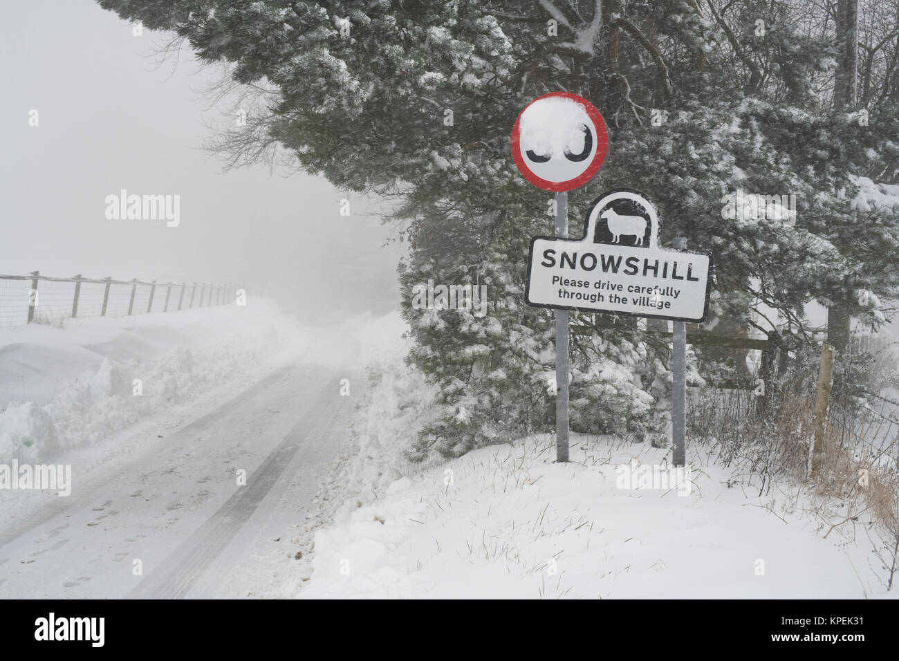 Snowshill Ortsschild im Schnee im Dezember. Snowshill, Cotswolds, Gloucestershire, England Stockfoto