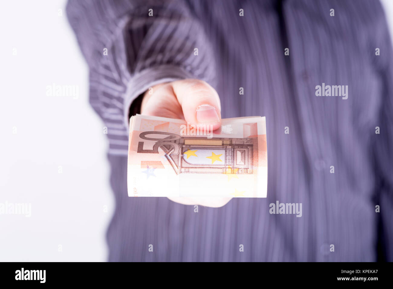 ein Bild einer Hand mit Geld herausgezogen Stockfoto