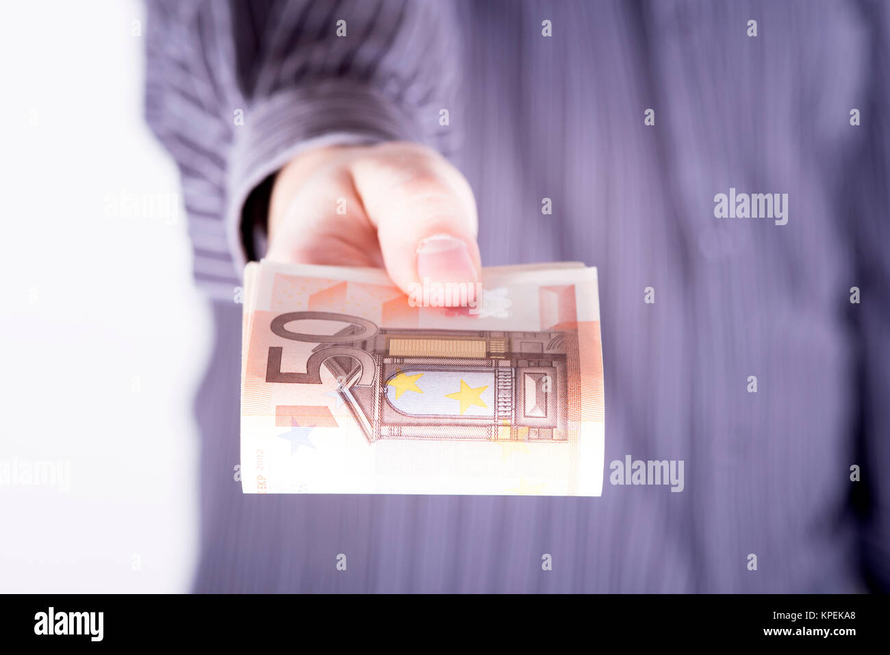 ein Bild einer Hand mit Geld herausgezogen Stockfoto