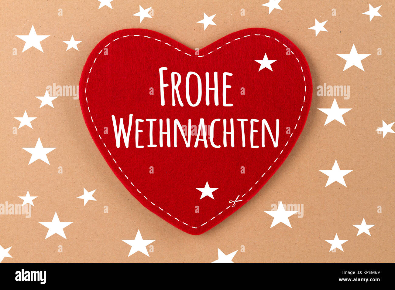 Herz auf beigen Hintergrund mit Schriftzug - Frohe Weihnachten Frohe  Weihnachten Karte - Text in German Stockfotografie - Alamy